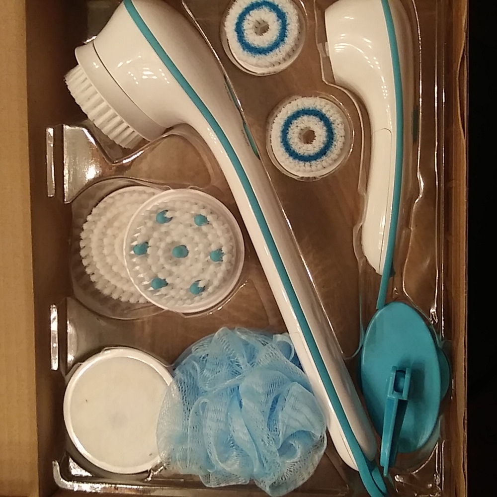 Cleansing facial brush brand new